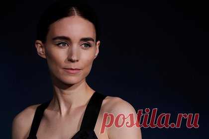Руни Мара заявила о желании уйти из кино после «Кошмара на улице Вязов». Американская актриса Руни Мара заявила о желании уйти из кино после съемок в ремейке «Кошмара на улице Вязов». Артистка назвала работу над фильмом не самым хорошим опытом. Она отметила, что ситуация изменилась после сотрудничества с режиссером Дэвидом Финчером. По словам актрисы, тот взял ее под крыло.
