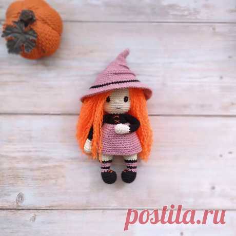 PDF Ведьмочка крючком. FREE crochet pattern; Аmigurumi doll patterns. Амигуруми схемы и описания на русском. Вязаные игрушки и поделки своими руками #amimore - кукла, куколка, девочка, шляпа ведьмы, ведьмочка, Хэллоуин.