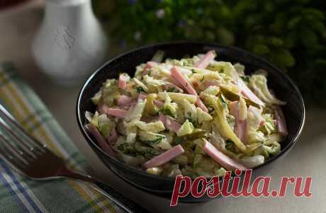 Салат с пекинской капустой и колбасой - рецепт с пошаговыми фото | ne-dieta Предлагаю вам простой и очень быстрый рецепт салата, включающего в себя вареную колбасу, маринованные огурцы, тертый сыр и пекинскую капусту, который послужит вкусной закуской для праздников и будней.