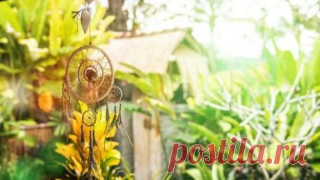 Не усложняйте: 4 дорогих предмета декора, которые на самом деле портят ваш придомовой участок Рассказываем про неактуальный декор, который только испортит внешний вид сада и дома и показываем, чем его можно заменить. 1. Садовые фигурки. Садовые гномы, как и любые другие пластиковые и гипсовые статуэтки — достаточно избитый и, в большинстве случаев, аляповатый декор. Их сложно по-настоящему отнести к какому-то стилю, они бросаются в глаза и перетягивают все внимание на себя...