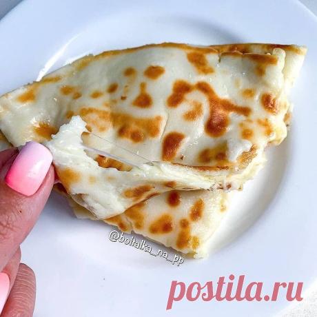 Готовим безумно вкусный рисоблин с сыром ! 
Ингредиенты: 
1 яйцо; 
30 гр рисовой муки; 
50 мл молока ; 
соль или сахарозаменитель по вкусу 
Приготовление : 
Смешиваем все ингредиенты, обязательно перемешиваем тщательно, до однородности . 
Разогреваем сковороду, выливаем смесь, на медленном огне выпекаем 2 -3 минуты (под крышкой ) 
На одну половину выкладываем начинку (у меня сыр)накрываем второй половиной . 
Выпекаем ещё пару минут до готовности ! 
По вкусу напоминает хача...