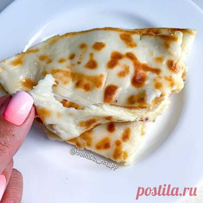 Готовим безумно вкусный рисоблин с сыром ! 
Ингредиенты: 
1 яйцо; 
30 гр рисовой муки; 
50 мл молока ; 
соль или сахарозаменитель по вкусу 
Приготовление : 
Смешиваем все ингредиенты, обязательно перемешиваем тщательно, до однородности . 
Разогреваем сковороду, выливаем смесь, на медленном огне выпекаем 2 -3 минуты (под крышкой ) 
На одну половину выкладываем начинку (у меня сыр)накрываем второй половиной . 
Выпекаем ещё пару минут до готовности ! 
По вкусу напоминает хача...