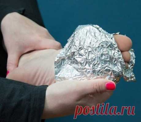 Оберни ноги фольгой в несколько слоев... 
То, что случится через 1 час, удивит твоего врача! 
Спасибо, что не забыли поставить 
 СОХРАНИТЕ себе на стену, чтобы не потерять!

Алюминиевая фольга — уникальный материал. Лечение при помощи фольги практиковалось еще в древнем Китае: фольгу прикладывали к биологически активным точкам, отвечающим за работу больных органов. 

Сегодня ты узнаешь о том, как избавиться от ноющей боли в суставах при помощи обычной пищевой фольги! Всё б...