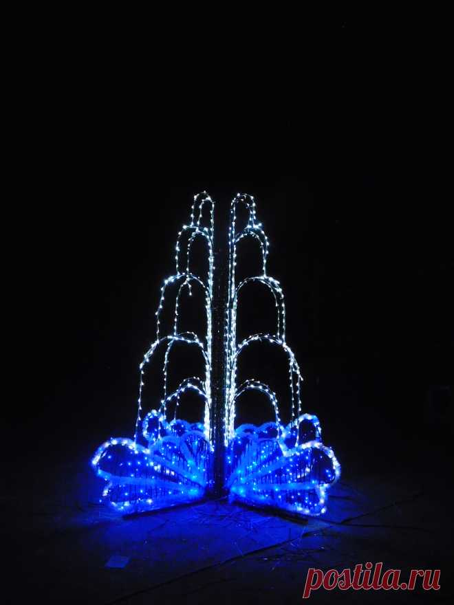 Исторически наш регион довольно богат водными ресурсами, и в Москве всегда было много различных прудов и водоемов. Раньше люди старались избавиться от них, а сейчас — наоборот, снова потянулись к воде. Теперь специалисты по строительству и благоустройству парков и аллей не только приводят в порядок существующие ручьи и озера, но и создают искусственные.
Цветовые фонтаны - лучшее решение для столицы