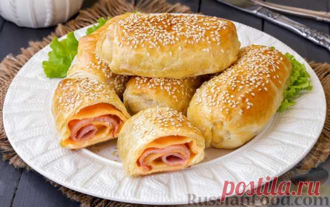 Рецепт: Слоёные дрожжевые пирожки с ветчиной и сыром на RussianFood.com