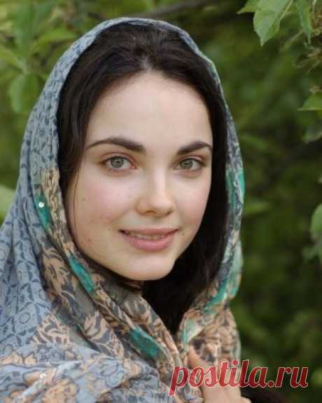 Целомудренный человек не растрачивает легкомысленно свои чувства, но мудро бережет их для одного (суженого), как бы заранее храня ему верность, веря в него;
а стыдливость стоит на страже целомудрия.
Т.А. Флоренская