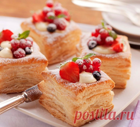 Слоеное тесто — секреты и рецепты приготовления выпечки из слоеного теста Слоеное тесто мы обычно покупаем в кулинарии и чего только из него не выпекаем: пироги, булочки, самсу, всевозможное печенье, пирожное, слоечки с фруктовой и мясной начинкой и даже знаменитый торт «Наполеон». Казалось бы, какая разница — домашнего оно или производственного изготовления? Знатоки наст