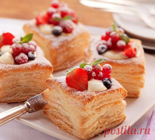 Слоеное тесто — секреты и рецепты приготовления выпечки из слоеного теста Слоеное тесто мы обычно покупаем в кулинарии и чего только из него не выпекаем: пироги, булочки, самсу, всевозможное печенье, пирожное, слоечки с фруктовой и мясной начинкой и даже знаменитый торт «Наполеон». Казалось бы, какая разница — домашнего оно или производственного изготовления? Знатоки наст