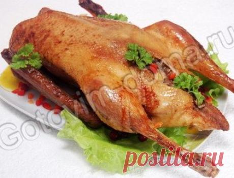 Рецепт: Гусь, фаршированный гречкой и грибами
