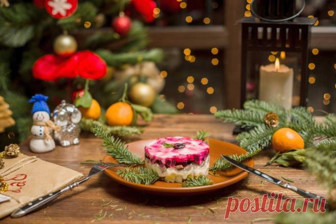 Почему советская концепция новогоднего стола уходит в прошлое - Российская газета Советская традиция накрывать обильный стол на Новый год с оливье, селедкой под шубой и икрой скоро сойдет на нет. Кухня упрощается. Но в России так и не создали национальный фастфуд. Об этом и многом другом в интервью 