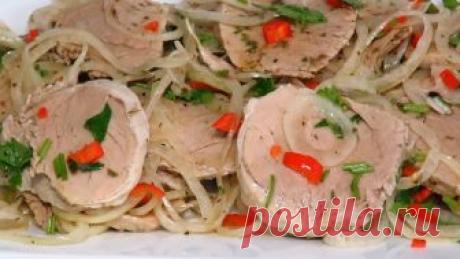 Сочная мясная закуска с маринованным луком! Простая и вкусная закуска: салат или холодный шашлык с сочным мясом и хрустящим маринованным луком – это не просто вкусно, это нереально вкусно....