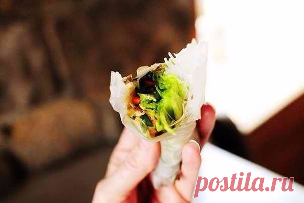 Spring Rolls

Название Spring Rolls не случайно, согласно истории в первый день весны в Китае пекли лепешки, которые ели с первыми весенними овощами. Но под влиянием развития туризма овощи стали заворачивать в блинчик.

Вам потребуется:

- Рисовая бумага.
- 200гр. филе вареной или запеченной индейки, порезанной на кусочки.
- 1 морковь, мелко рубленная.
- 1 огурец, порезанный соломкой.
- Несколько листьев салата.
- Проросшие семена.
- Рисовая лапша.
- Соевый соус.
- Рисовый...