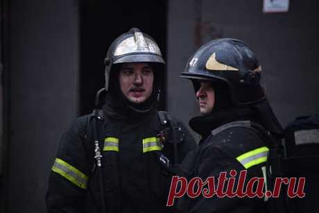Названа возможная причина пожара в гостинице в Тольятти. Причиной пожара в гостинице в Тольятти могло стать короткое замыкание, заявил мэр города Николай Ренц. Он уточнил, что возгорание возникло в ресторане «Небо», расположенном на набережной 6 квартала. По его словам, место происшествие будет огорожено, а городская набережная будет доступна для посещения.