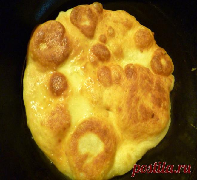 ПЫШКИ СО СМЕТАНОЙ И САХАРОМ
 Частенько я жарю румяные и ароматные пышки к чаю. Делаются они очень легко, что называется 