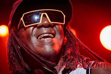 Сооснователя рэп-группы Public Enemy арестовали по обвинению в домашнем насилии. Сооснователя американской рэп-группы Public Enemy Уильяма Джонатана Дрейтона-младшего, более известного под сценическим псевдонимом Флэйвор Флэв, арестовали. Известно, что 62-летний хип-хоп-артист был задержан сотрудниками правоохранительных органов 5 октября. Ему выдвинули обвинение в домашнем насилии.