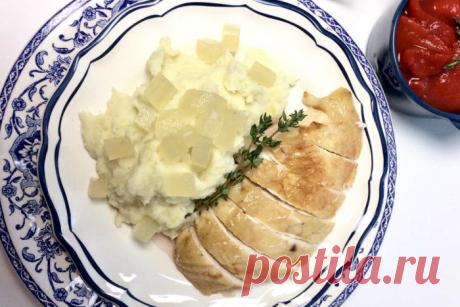 Курица в духовке по рецепту Хестона Блюменталя: теперь готовить курицу ты будешь только так Не смотря на то, что для приготовления курицы по этому рецепту понадобятся некоторые дополнительные действия, готовить ее очень просто и легко. Мы уже опробовали рецепт множество раз и можем сказать, что это самая нежная и сочная курица, которую нам довод
