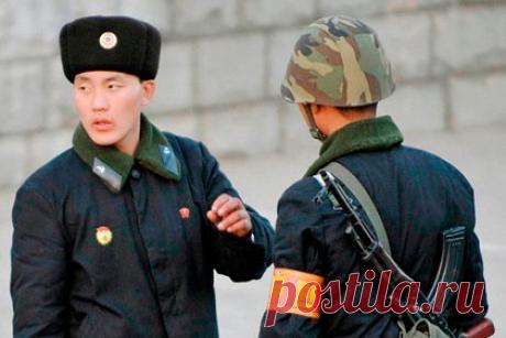 В Южной Корее задержали симпатизировавшего КНДР китайского шпиона. В Южной Корее задержали симпатизировавшего КНДР военнослужащего военно-морских сил, подозреваемого в шпионаже в пользу КНР. «Он изготовлял потворствующие врагу материалы, восхваляющие семью Ким Ир Сена и идеи чучхе, и распространял их в казарме», — заявила контрразведка Республики Корея.