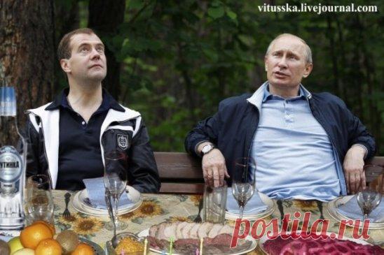 Царь с царицей за столом Свита царская при нём. Разговор завёл премьер: