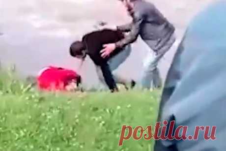 На Кавказе надругались над заподозренным в связях с мужчинами россиянином. В Карачаево-Черкесии несколько человек набросились на местного жителя, которого они заподозрили в связях с мужчиной, избили его и надругались. На кадрах видно, как лежащего на земле человека избивают. После этого пострадавшего заставляют снять штаны, а двое агрессоров совершают действия, похожие на половой акт.