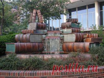 Фонтан в Цинциннати около здания Публичной библиотеки.