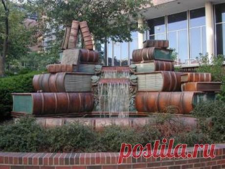 Фонтан в Цинциннати около здания Публичной библиотеки.