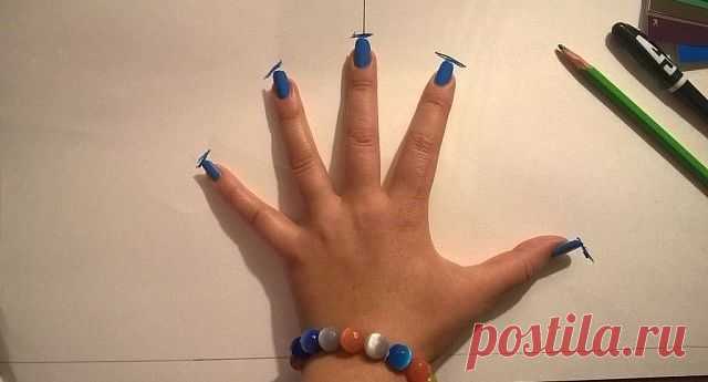 Берем лист бумаги, на котором проводим вертикальную линию — это будет середина рукава, она же будет и высотой рукава, и горизонтальную линию