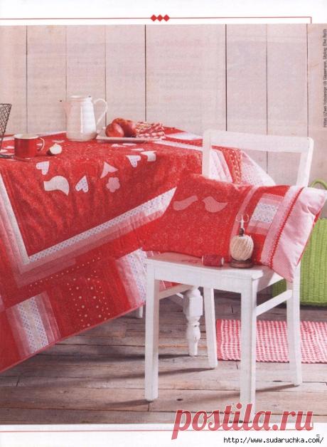 Lena`s Patchwork 45\2015. Журнал по рукоделию.
Журнал издан на итальянском языке. В нем Вы найдете множество идей для пэчворка:
-комплект одеяло и подушка
-обложка для дневника и очечник
-панно
-диванные подушки
-игрушки
- сумки и т.д.