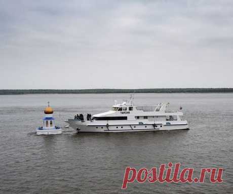 На слиянии рек Иртыша и Оби установлена часовня-маяк.