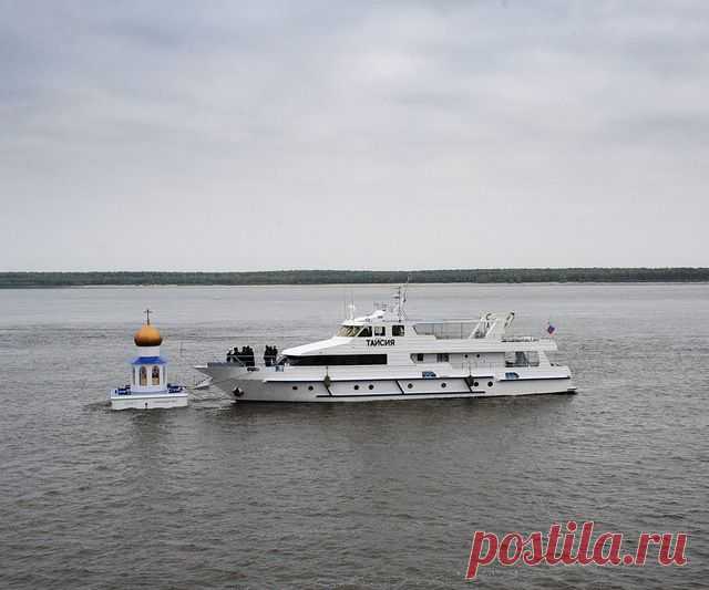 На слиянии рек Иртыша и Оби установлена часовня-маяк.