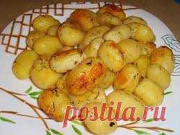 Запеченный картофель в пакете с соусом