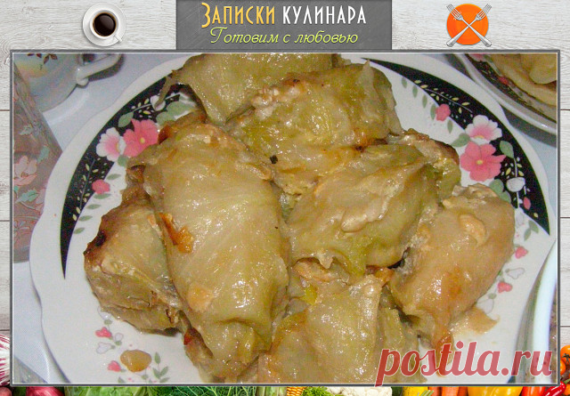 #Голубцы, тушеные в сметане

Ингредиенты:

Фарш — 800 г
Морковь — 1 шт.
Лук — 1 шт.
Рис — 50 г
Пекинская капуста — 1 шт.
Томатная паста — 1 ст. л.
Сметана — 350 мл
Подсолнечное масло — 2 ст. л.
Лавровый лист — 2 шт.
Соль — по вкусу
Перец — по вкусу

Приготовление:

1. Вымыть и очистить морковь, натереть ее на крупной терке. Лук очистить и нарезать мелким кубиком. Рис отварить. На сковороде обжарить лук с морковью, остудить.
2. В миску выложить фарш, рис, обжаренные овощи, ...