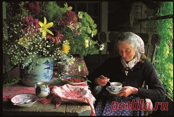 Пирог с черникой (Blueberry Cake).   Вам понадобится: для теста
— ¾ чашки сахара
— ¼ чашки мягкого сливочного масла
— 1 яйцо
— ½ стакана молока
— 2 стакана муки
— ½ чайной ложки соли
— 2 и ¼ чашки черники (можно взять замороженную)
— ½ чайной ложки корицы

Для крошки:
— ¾ стакана сахара                                                                     — ½ стакана муки
— ½ чайной ложки корицы
— ¼ чашки мягкого сливочного масла