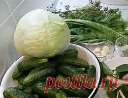 Огурцы в капустных листьях на зиму Огурцы в нашей стране это, можно сказать, народный овощ, ведь выращивают его все, кто имеет свой участок. А, если у кого-то его нет, то всё равно огурцы все мы покупаем, или нам дают их родственники и знакомые, когда девать им их просто некуда, а на огороде они всё растут и растут...