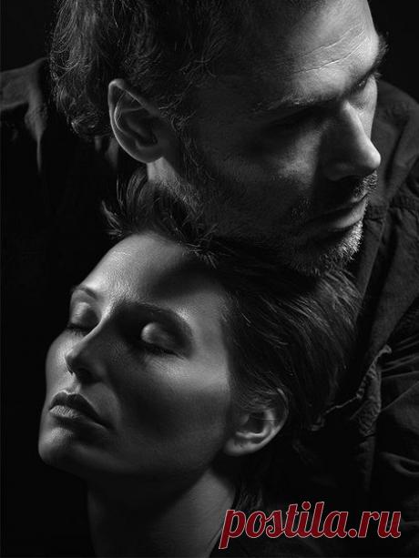 Со временем, мы начинаем лучше понимать молчание, читать между строк и заглядывать людям в души... Это приходит с опытом к каждому, кто открыт жизни, доверяет ей и не боится её уроков. Мы начинаем подходить осторожно, сближаться медленно, говорить мягче, дотрагиваться бережней, обнимать теплее... мы учимся согревать своим теплом замерзшего человека. Мы уже успели познать горечь утрат и радость обретений и нам стала доступна внутренняя тишина других... Верность становится н...