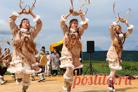 Детский эвенский ансамбль стал лауреатом международного конкурса. Артисты народного детского эвенского ансамбля «Орьякан» из села Анавгай стали лауреатами V Международного многожанрового заочного конкурса талантов «Восхождение творческих звезд». Как сообщили в правительстве, конкурс проходил в Тюмени, в нем участвовали коллективы и исполнители из разных регионов России и мира.