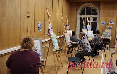 "Закрыть дверь во все свои проблемы". Как рисование помогает онкобольным. Страх, отчаяние и масса сомнений — вот что испытывают каждый год 600 тыс. пациентов в России, услышав онкологический диагноз. Эти чувства отрывают многих от нормальной жизни, а после выздоровления не отпускает тревожность при мыслях о возможном рецидиве. Чтобы помочь таким людям отвлечься от тяжелых мыслей и неприятных процедур, в Петербурге открыли первую в России художественную студию на базе онкологического…