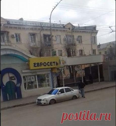Фото дня: в Астрахани автомобили растут прямо из асфальта