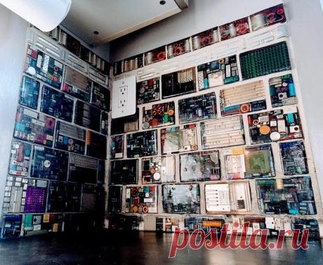 Стена из «электронной» плитки В этой статье мы познакомимся с очень необычным способом декорирования стен, а точнее с изготовлением плитки для стен. Стены, усеянные различными радиодеталями, возможно и покажутся кощунством для радиолюбителей, но для людей несведущих в электронике (каким и является мастер), это просто необычный