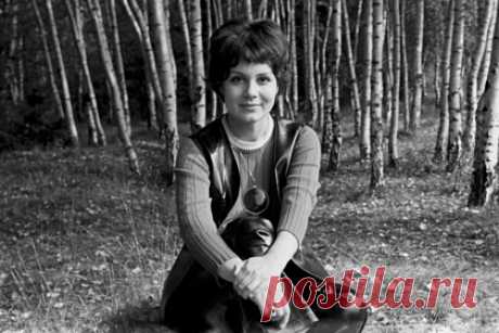 Умерла заслуженная артистка России Валентина Малявина. Умерла первая жена Александра Збруева, актриса театра и кино Валентина Малявина. Известно, что трагедия произошла еще 30 октября. Заслуженная артистка скончалась в возрасте 80 лет. Причина смерти не уточняется. Малявина снималась в таких картинах, как «Иваново детство», «Король-олень», «Осенние соблазны» и других.