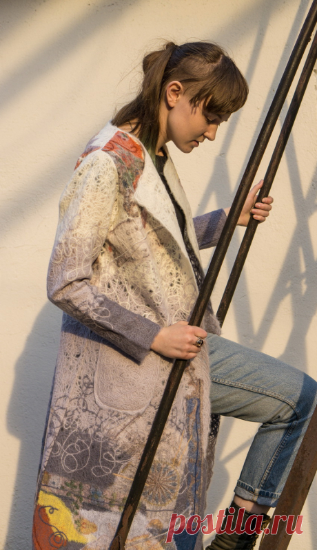 Коллекция одежды TERRANOVA
Образ, цветовые сочетания, всё пришло под впечатлением от рассматривания старинных карт, гравюр и фресок эпохи географических открытий. В коллекции использованы коллажи из принтованных на шифоне изображений костюмов и орнаментов той эпохи, древних мореходных карт