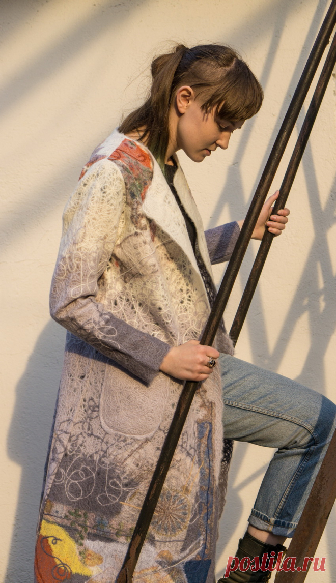 Коллекция одежды TERRANOVA
Образ, цветовые сочетания, всё пришло под впечатлением от рассматривания старинных карт, гравюр и фресок эпохи географических открытий. В коллекции использованы коллажи из принтованных на шифоне изображений костюмов и орнаментов той эпохи, древних мореходных карт