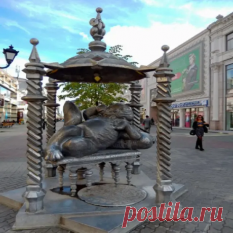 Памятник Коту Казанскому – установленная в 2009 году скульптурно-архитектурная композиция из металла, которая изображает упитанного зверя, лежащего на стульчике в царской позе. Посвящен он тем самым котам, которые когда-то были отправлены по приказу Екатерины II в Санкт-Петербург в ее царские покои. Побывав однажды в Казани и заметив отсутствие мышей в городе, императрица пожелала поселить котов в своем дворце. Вскоре ей были отправлены 30 казанских мышеловов, которые не т...