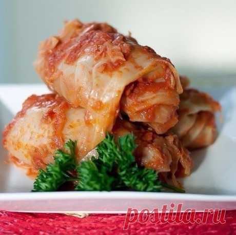10 рецептов самых вкусных голубцов - обязательно сохраните

1. Голубцы с грибами

Ингредиенты:
Белокочанная капуста — 8–10 листьев 
Вода 
Соль — по вкусу 
Растительное масло — 2 ст. л. 

Для начинки: 
Свежие грибы — 500 г или сушеные грибы — 100 г 
Томатная паста — 1–2 ст. л. 
Рассыпчатая рисовая каша — 1/2 ст.
Соль — по вкусу

Приготовление:
1. Капустные листья проварить в кипящей воде 2–3 мин., вынуть из воды, дать воде стечь. 
2. При необходимости жесткие прожилки листь...