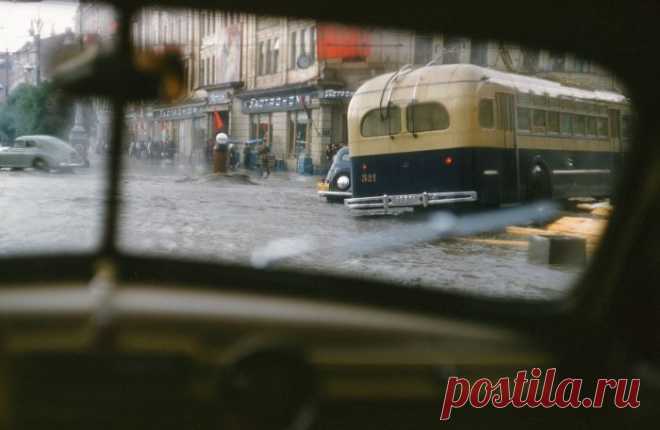 Неизвестные доселе фото советской Москвы американского атташе (12 фото) | Чёрт побери Американский историк Дуглас Смит обнаружил в доме бывшего атташе США в СССР Мартина Манхоффа коллекцию неизвестных доселе цветных снимков, сделанных в период с 1952 по 1954 годы в разных городах Советского Союза. На фото запечатлены улицы Москвы, Ленинграда, Мурманска и других городов. Некоторые из этих фотографий, которые ранее нигде не публиковались, ждут вас далее.