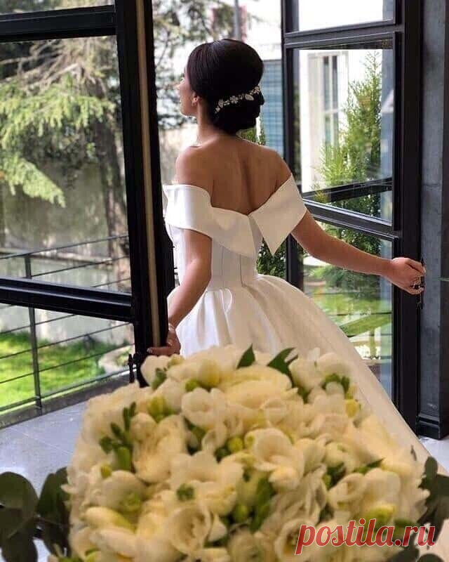 ༺🌸༻
Как жаль, что нет у прошлого дверей -
Так хочется, порой, в него вернуться,
Вещей забытых пальцами коснуться,
Увидеть вновь живущими людей.
Тех, кто в душе твоей оставил след,
Тех, кто погас и вспыхнул в небосводе,
Вчера дарил любовь, сегодня - свет,
Следил, чтоб одевалась по погоде.
Как жаль, что нет от прошлого ключей,
И с временем нельзя договориться -
Летит оно по небу, словно птица,
Под солнцем и луной... Меж двух очей...
        Л И Николаевна