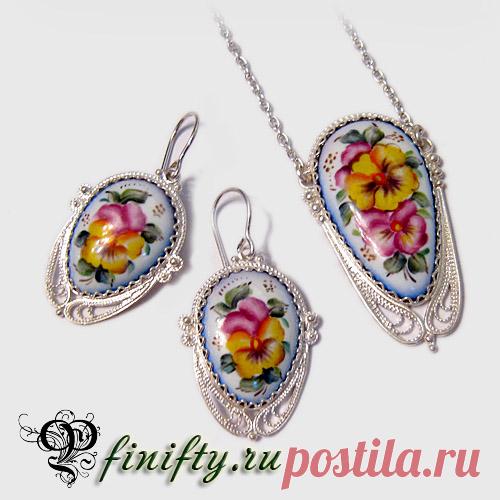 Гарнитур. Ручная роспись.
Ростовская финифть (горячая художественная эмаль).
Двойное серебрение.
Описание и цены по ссылке https://finifty.ru/catalog/garnitury/garnitur-volshebnyj
Скидка на украшения с финифтью 10% 
при покупке финифти на сумму от 5000 руб.

#нашафинифть #комплект #эмаль #финифть