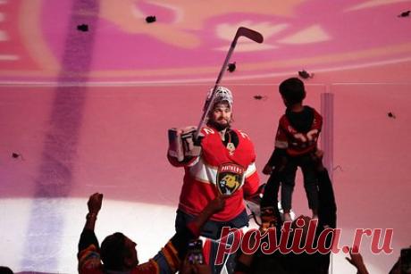 Российского вратаря второй раз подряд признали лучшим игроком матча плей-офф НХЛ. Российского голкипера «Флориды» Сергея Бобровского второй раз подряд признали лучшим игроком матча полуфинальной серии плей-офф НХЛ против «Каролины». В третьей встрече он отразил все 32 броска по своим воротам, впервые в карьере оформив шатаут в матче плей-офф НХЛ. Счет в серии до четырех побед 3-0 в пользу «Флориды».