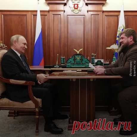 Ушная сера — желтое смолянистое вещество, вырабатывающееся в ушном канале, которое выполняет функцию природного антисептика и помогает вывести из уха отмерший эпителий. Часть серы выводится наружу в результате жевания или зевания, а часть остается.
Привычка очищать уши ватными палочками чревата утрамбовкой серы, что может привести к образованию серной пробки. Также неаккуратным движением ты рискуешь повредить барабанную перепонку.
От чрезмерного скопления серы в ухе может появиться ощущение за
