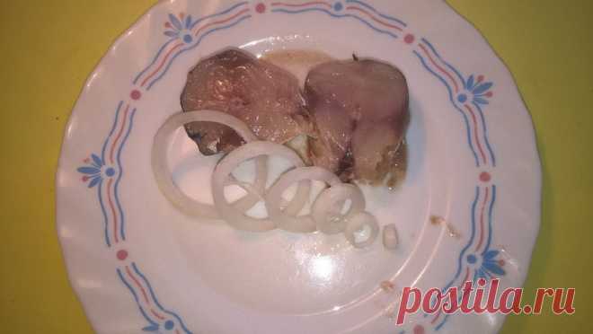 Маринованная в луковой шелухе скумбрия за 5 часов до подачи - Пир во время езды За свою советскую и постсоветскую жизнь я собрала целую коллекцию быстрых и несложных рецептов вкусных блюд. Не потому что ленива, нет! Просто семья большая. Особо изыски готовить некогда, а раньше и не из чего было. Сейчас дети уже взрослые, семья растет, как и моя коллекция. Вот один из рецептов. Эту маринованную скумбрию можно приготовить утром …