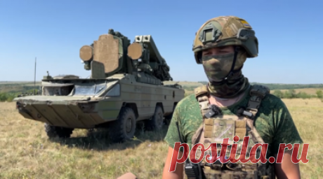 Ведёт различные цели на малых и средних дистанциях: боевая работа ЗРК «Оса-АКМ». Военкор RT Хассан Насср показал, как расчёты зенитно-ракетного комплекса «Оса» осуществляют круглосуточное дежурство в зоне СВО. ЗРК способен вести различные цели на малых и средних дистанциях. Он оснащён шестью ракетами и отличается автоматизированной работой с высокой устойчивостью к помехам, что затрудняет его обнаружение. Эта система способна работать на всех частотах, которые использует противник. Подробнее —…